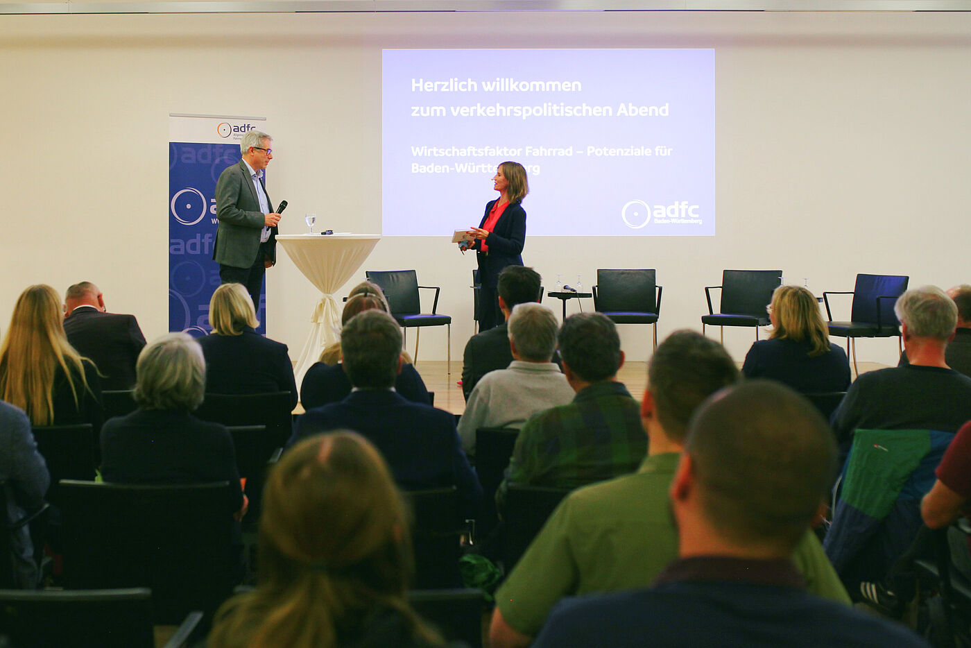 Moderatorin Juliane Langer mit Matthias Zimmermann (ADFC BW)