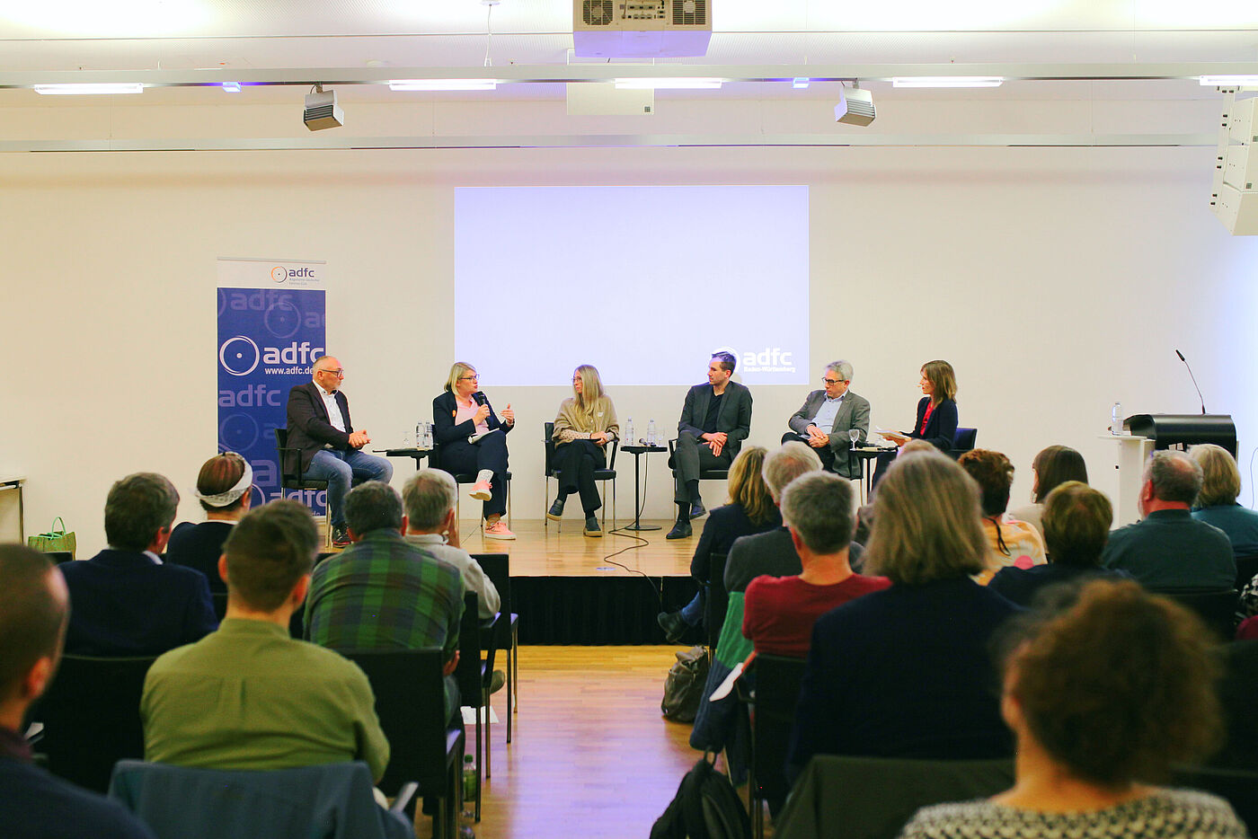 Podiumsdiskussion: Günter Riemer (AGFK BW), Kathleen Lumma (ADFC BW), Sandra Prediger (Jobrad), Alexander Rosenthal (Zukunft Fahrrad), Matthias Zimmermann (ADFC BW) & Juliane Langer (Moderation)
