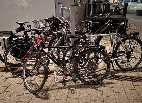 Abgestellte Fahrräder vor dem Kaffeehaus Gutmann