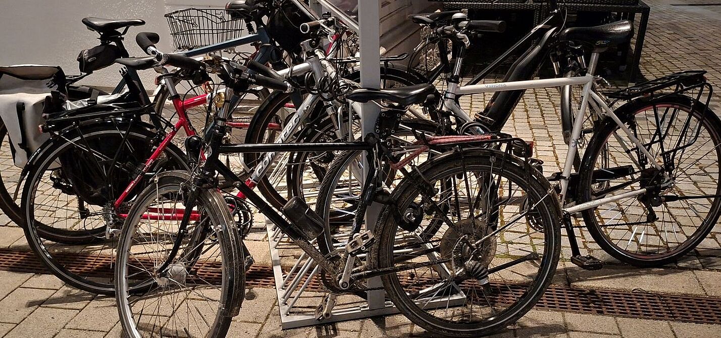 Abgestellte Fahrräder vor dem Kaffeehaus Gutmann Abgestellte Fahrräder vor dem Kaffeehaus Gutmann
