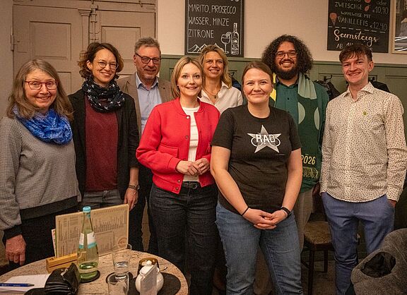 Gruppenbild mit Landtagskandidierenden und Moderatorin