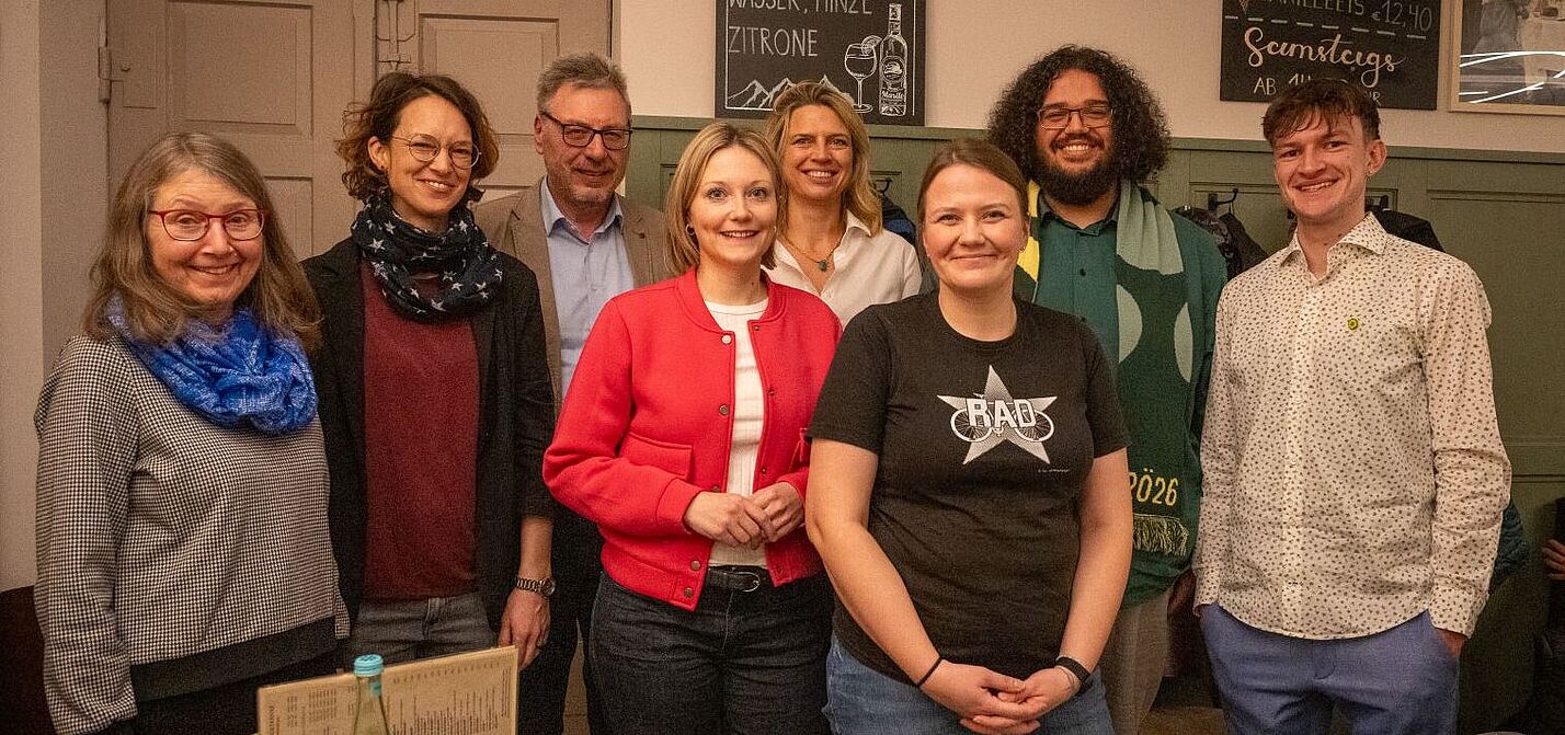 Podium_ADFC-Wahlveranstaltung Gruppenbild mit Landtagskandidierenden und Moderatorin