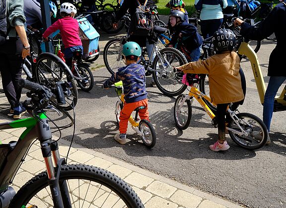 Kinder warten, dass es losgeht