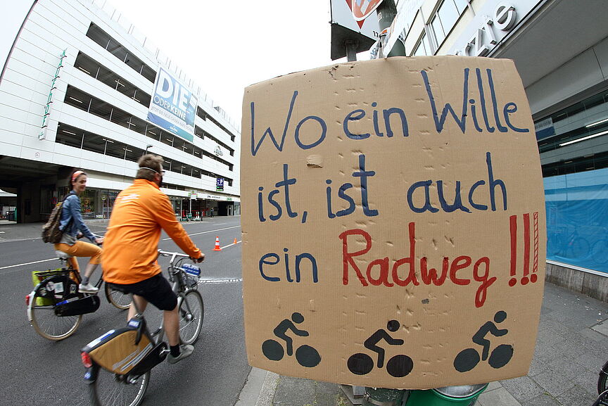 Demoschild_Radweg Demoschild mit Text: Wo ein Wille ist, ist auch ein Radweg.