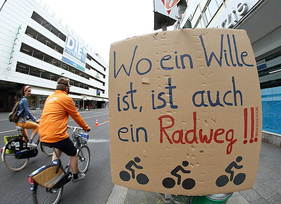 Demoschild mit Text: Wo ein Wille ist, ist auch ein Radweg.