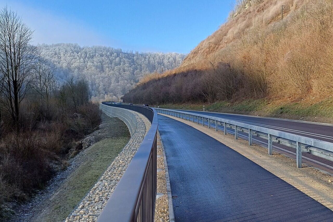 Massive Stützmauer entlang B10-Radweg von Geislingen nach Amstetten