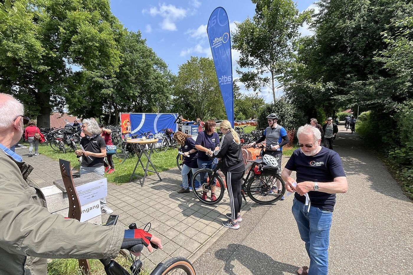 Parkzettel werden an ankommende Radler*innen ausgegeben