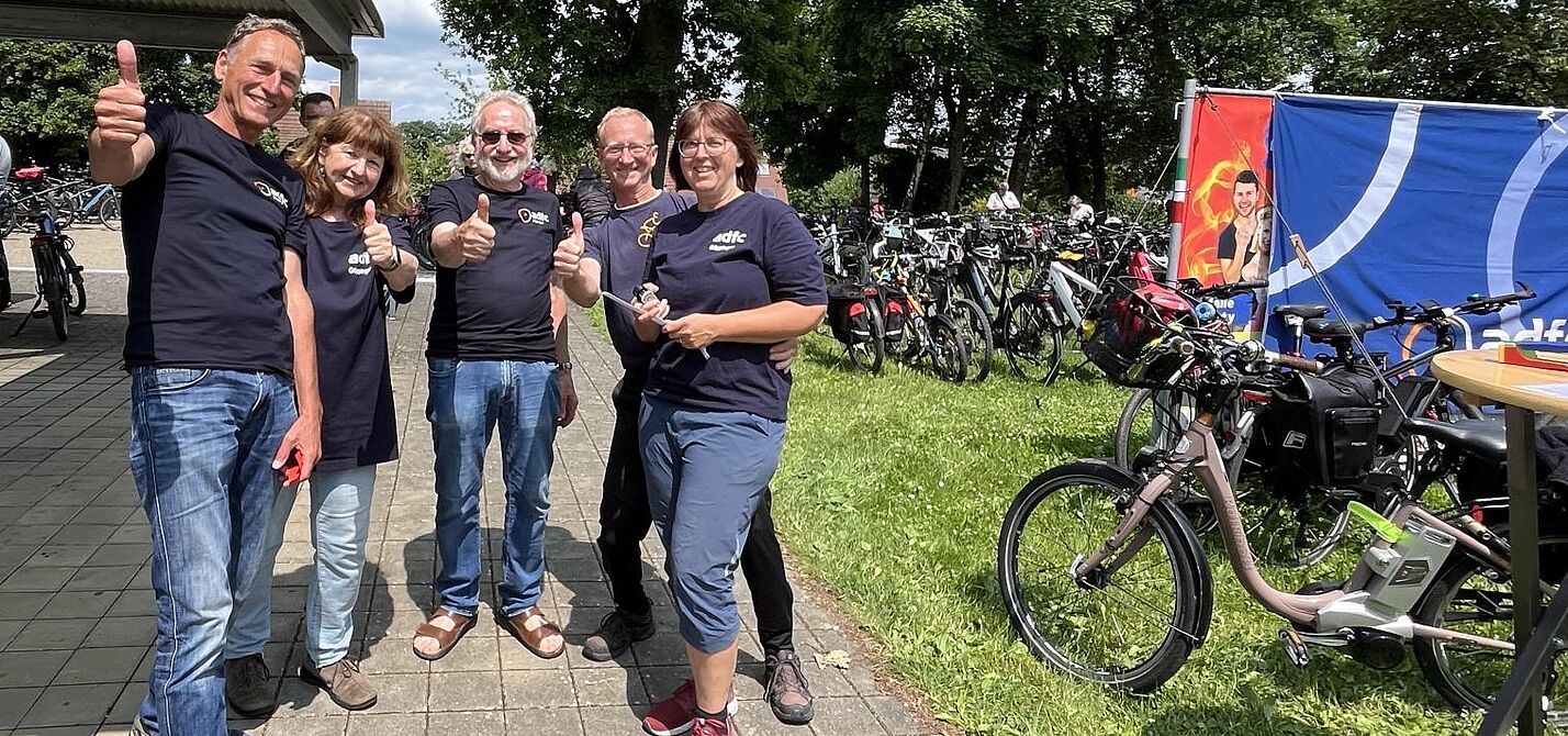 ADFC-Parkplatz-Team beim Wäschenbeurener Pfingstmarkt 2025