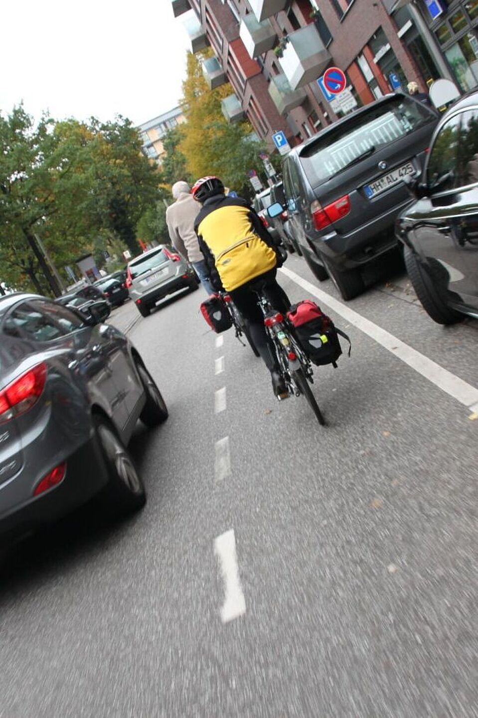 Radfahrer wird mit weniger als 1,5 m überholt Radfahrer wird mit weniger als 1,5 m überholt