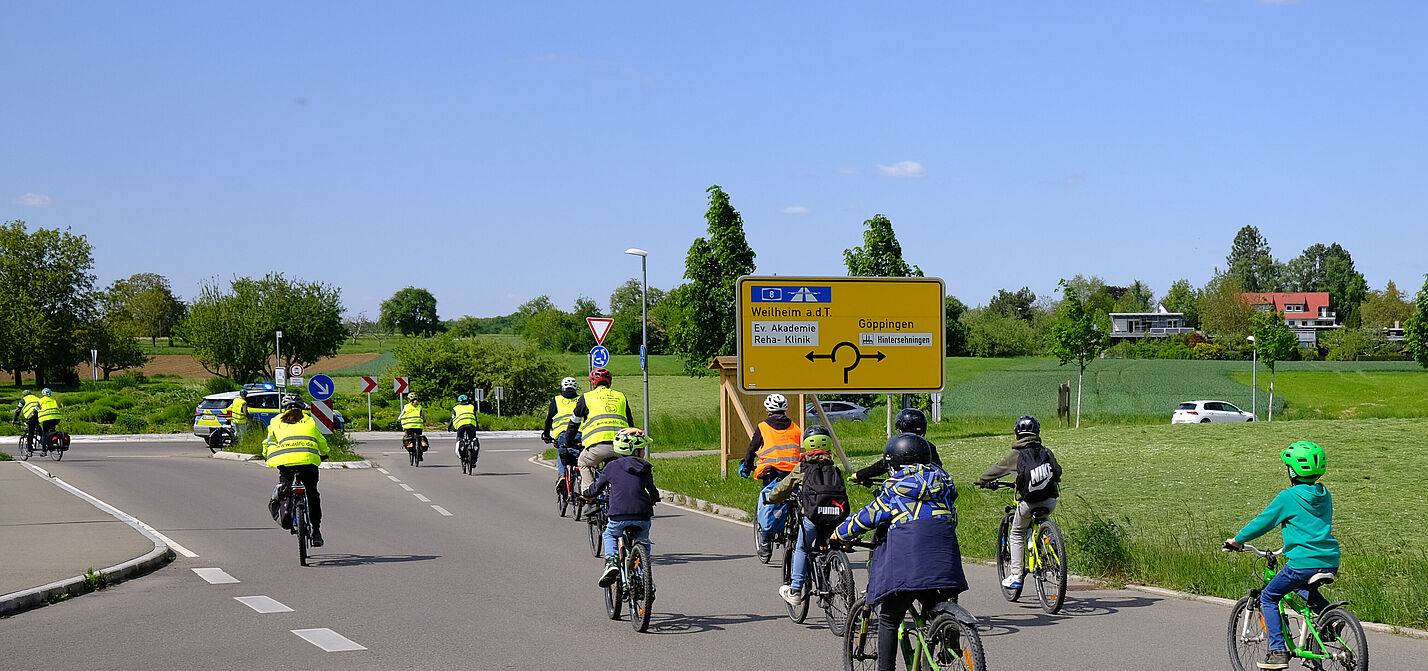 Vorne fahren die Ordnerinnen und Ordner