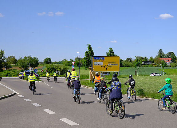Vorne fahren die Ordnerinnen und Ordner
