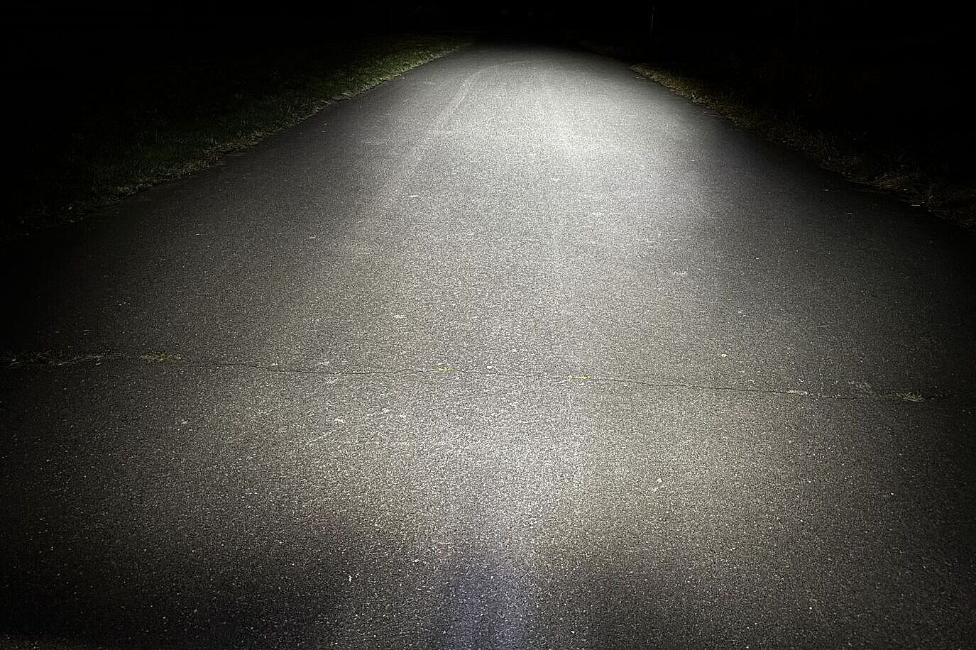 Bumm Nacht Der Lichtkegel des Busch+Müller-Scheinwerfers in der höchsten Stufe in dunkler Umgebung.