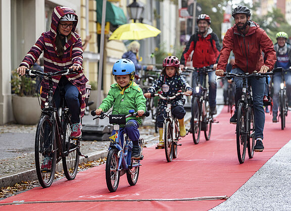Pop-Up-Radweg bei Familien-Fahrraddemo in Potsdam Pop-Up-Radweg bei Familien-Fahrraddemo in Potsdam