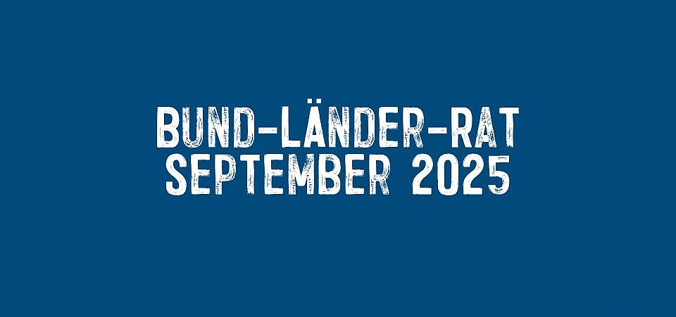 Headerbild BLR September 2025 Blauer Hintergrund mit weißer Schrift: BLR September 2025